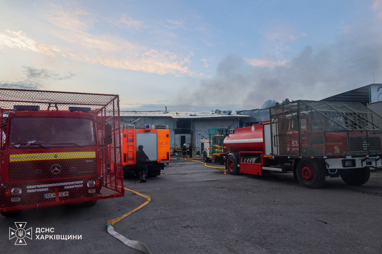 У Дергачах ліквідували масштабну пожежу після ворожого удару